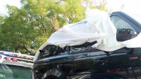 Investigadores trasladan el Range Rover involucrado en el violento incidente ocurrido en Nueva York entre un conductor y un grupo de motociclistas para continuar la investigación.