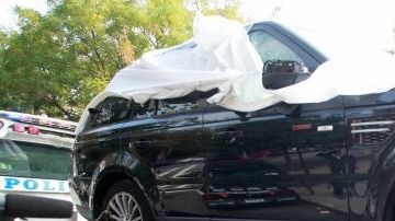 Investigadores trasladan el Range Rover involucrado en el violento incidente ocurrido en Nueva York entre un conductor y un grupo de motociclistas para continuar la investigación.