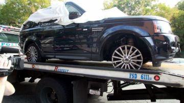 Investigadores trasladan el Range Rover involucrado en el violento incidente ocurrido en Nueva York entre un conductor y un grupo de motociclistas para continuar la investigación.