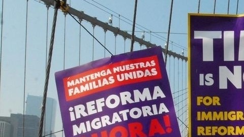 Manifestantes cruzan el Puente de Brooklyn en Nueva York como parte de las actividades en favor de la reforma migratoria en la Gran Manzana.