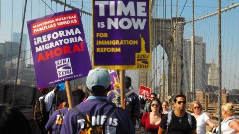 Manifestantes cruzan el Puente de Brooklyn en Nueva York como parte de las actividades en favor de la reforma migratoria en la Gran Manzana.