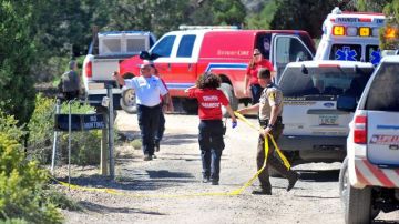Personal de emergencia acude a la escena de un accidente aéreo fatal en Paulden, Arizona.