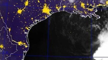 Imagen satelital infrarroja tomada a las 7:40 pm EDT el viernes 4 de octubre 2013 de la tormenta tropical Karen que continuó perdiendo fuerza mientras se dirigía hacia la costa central del Golfo.