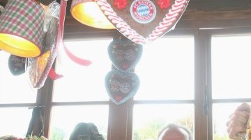 El técnico del Bayern Munich, Joseph Guardiola, asistió a su primer Oktoberfest, luciendo la ropa típica