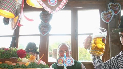El técnico del Bayern Munich, Joseph Guardiola, asistió a su primer Oktoberfest, luciendo la ropa típica