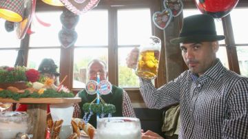 El técnico del Bayern Munich, Joseph Guardiola, asistió a su primer Oktoberfest, luciendo la ropa típica
