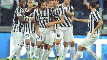 Andrea Pirlo celebra su gol junto con sus compañeros de la Juventus