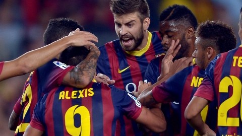 El delantero chileno Alexis Sánchez (2do izq.) fue la figura al marcar dos goles en la victoria del Barcelona por paliza de 4-1 sobre el Valladolid.