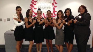Las hermanas de Sigma Lambda Upsilon/ Señoritas Latinas Unidas en un evento del Red Shoe Movement.