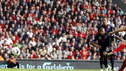 Steven Gerrard marca de pena máxima el tercer del Liverpool ante Cristal Palace. Los Reds son líderes temporales.