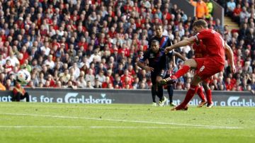 Steven Gerrard marca de pena máxima el tercer del Liverpool ante Cristal Palace. Los Reds son líderes temporales.