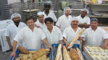 Los panaderos de Eli's Bread, son de nacionalidades y religiones tan variadas como el pan que hornean.