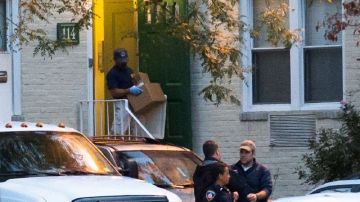 Un policía traslada evidencia recolectada en el complejo de apartamentos donde se cree que Miriam Carey haber vivido en Stamford, Connecticut.