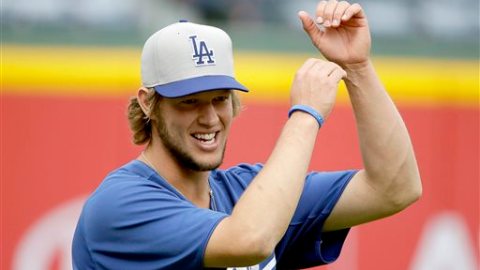 El pitcher de Los Ángeles, Clayton Kershaw, podría enviar a los Bravos esta noche a casa.