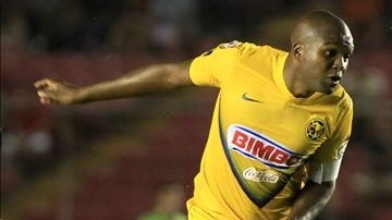 El jugador Aquivaldo Mosquera del América de México salta por el balón.