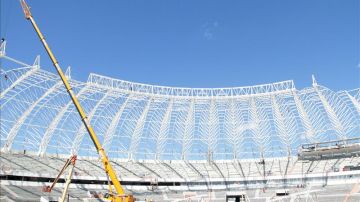 Vista de las obras del estadio Beira-Rio en la ciudad de Porto Alegre, en el sur de Brasil, que visita el secretario general de la FIFA, Jérôme Valcke.