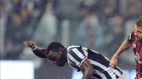 El jugador del AC Milan Antonio Nocerino (d) lucha con Asamoah, del Juevntus en Turín, Italia.