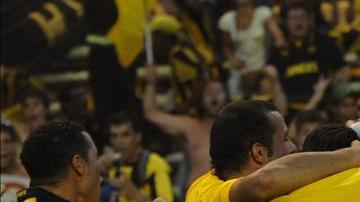 El apellido Goncálves está muy ligado a la historia del Peñarol porque el padre de Jorge, Néstor "Tito" Goncálves, es uno de los ídolos históricos de la institución. En la imagen el registro de otra de las celebraciones del cuadro "aurinegro" de Montevideo.