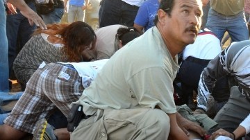 Una persona, que fue atropellada  por una camioneta fuera de control en un espectáculo,  recibe asistencia .