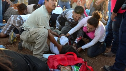 Una persona, que fue atropellada por una camioneta fuera de control en un espectáculo, recibe asistencia .