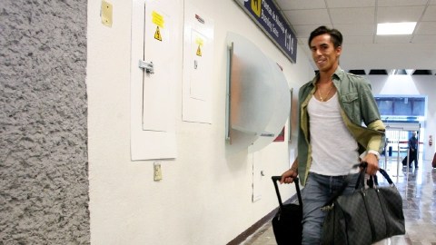 Lucas Lobos fue captado ayer antes de abordar el avión rumbo a  la capital mexicana.