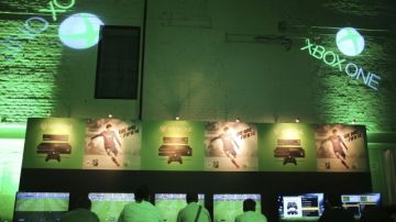 Amantes del videojuego prueban la nueva consola Xbox One durante una presentación de Microsoft en Colonia,   Alemania.