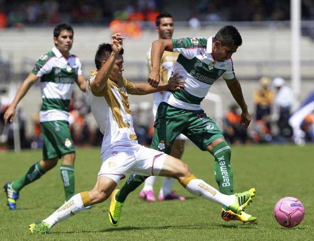 Efraín Velarde (i) de Pumas disputa el balón con Néstor Calderón (d) de Santos, que se impuso por 1-0.