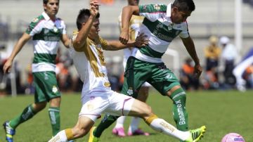 Efraín Velarde (i) de Pumas disputa el balón con Néstor Calderón (d) de Santos, que se impuso por 1-0.