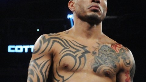 Miguel Cotto se va a su esquina tras noquear a su rival.