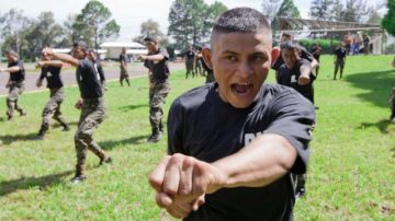 Soldados que integran la Policía Militar realizan maniobras de entrenamiento para el combate urbano, en una unidad militar , al norte de Tegucigalpa.