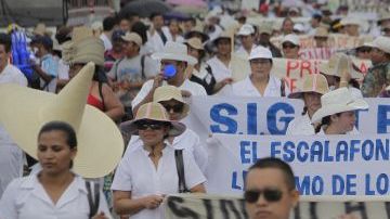 Empleados del sistema de Salud salvadoreño participan en una marcha hoy, lunes 7 de octubre de 2013 hacia el Parlamento en San Salvador.