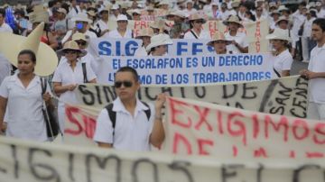 Empleados del sistema de Salud salvadoreño participan en una marcha hoy, lunes 7 de octubre de 2013 hacia el Parlamento en San Salvador.