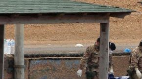 Militares italianos trasladan cadáveres de las víctimas del naufragio en Lampedusa.