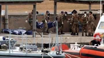 Militares italianos trasladan cadáveres de las víctimas del naufragio en Lampedusa.