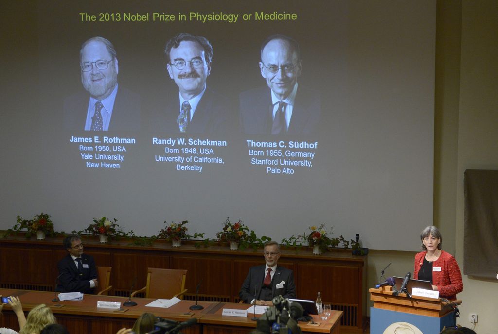 Temprano este lunes fue realizado el anuncio sobre los ganadores del Premio Nobel de Medicina; en pantalla se observan las fotos de los galardonados.