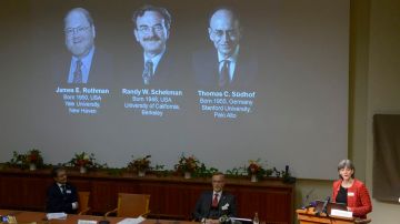 Temprano este lunes fue realizado el anuncio sobre los ganadores del Premio Nobel de Medicina; en pantalla se observan las fotos de los galardonados.