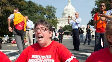 Apenas en septiembre, un grupo de manifestantes fueron esposados por marchar en pro de la reforma migratoria.