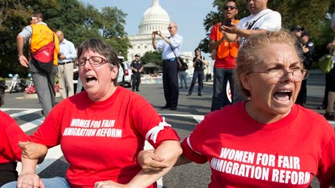 Apenas en septiembre, un grupo de manifestantes fueron esposados por marchar en pro de la reforma migratoria.
