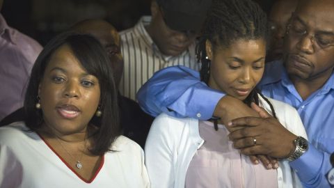 Amy Carey, a la derecha, y Valerie Carey, no pueden creer los datos que han circulado sobre la muerte de su hermana Miriam, la semana pasada en Washington DC.
