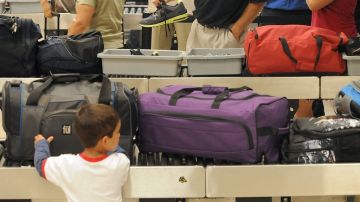 Muchos pasajeros se quejan por las estrictas medidas de seguridad en los aeropuertos del país, que incluyen el tener que quitarse los zapatos antes de subir a un avión.