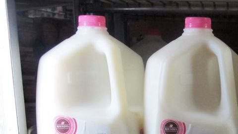 Los productores de leche advierten que el precio del galón podría alcanzar los $8 si persiste el cierre de gobierno.