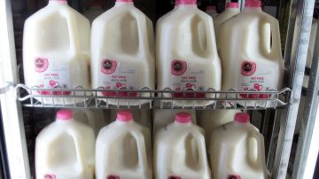 Los productores de leche advierten que el precio del galón podría alcanzar los $8 si persiste el cierre de gobierno.