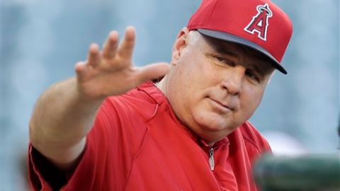 El piloto se queda, pese a haber logrado la peor temporada de los Angelinos en una década.