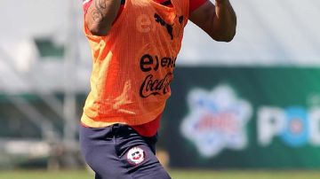 Humberto Suazo   durante una sesión del entrenamiento  de Chile, ayer en Santiago.
