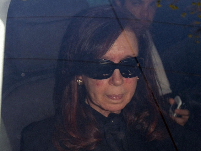 La presidenta Cristina Fernández  a su llegada a la clínica Favaloro, de Buenos Aires, donde será intervenida hoy.