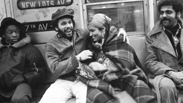 Miguel Piñero con una amiga en el tren B a las 3 de la manana en Manhattan en 1977. Piñero escribió varios libros entre ellos "Short Eyes" donde narra su vida detras de la rejas de la prision Sing Sing.