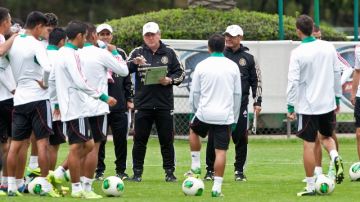 El nuevo estratega de México, Víctor Vucetich (centro izq.), da indicaciones a sus jugadores durante una práctica.
