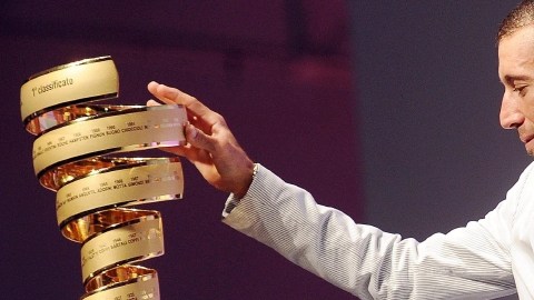 El ciclista italiano Vincenzo Nibali acaricia el trofeo del ganador del Giro durante la presentación de la carrera en Milán, Italia.