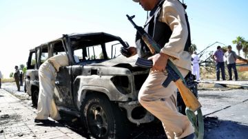 Unos soldados inspeccionan un coche incendiado tras el atentado registrado en Tur, capital de la provincia del Sur del Sinaí.