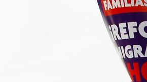 Un nutrido grupo de inmigrantes estuvo hoy frente al Congreso de EEUU exigiendo una reforma migratoria integral.